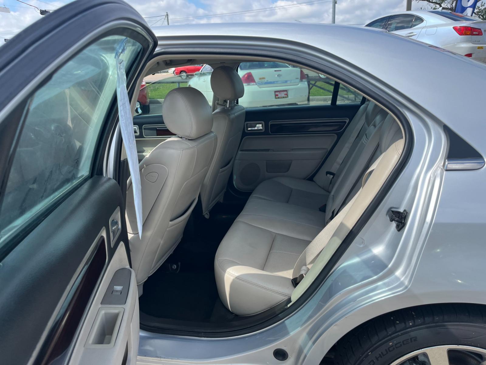 2006 SILVER /gray Lincoln Zephyr Base (3LNHM26146R) with an 3.0L V6 DOHC 24V engine, 6-Speed Automatic Overdrive transmission, located at 14700 Tomball Parkway 249, Houston, TX, 77086, (281) 444-2200, 29.928619, -95.504074 - Photo #9